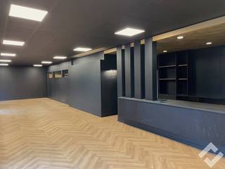 Verrassend groot en vernieuwd handelspand met magazijn (593m2) te huur gelegen langs drukke doorgaande weg in Lommel. Het commerciële gedeelte van...