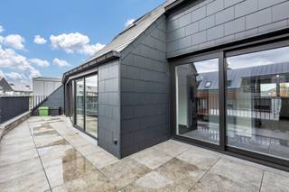 <p>Voor meer info of een bezoek, bel 053 59 49 33 - TOPPER! - Op een <strong>unieke, centrale ligging in Ninove</strong> bevindt zich dit <strong>ruime duplexappartement van ca. 130 m²</strong>. Recht tegenover het gebouw vindt u het Ninia-winkelcentrum. Een grote troef is de <strong>recente bouw </strong>(bj. 2017), gecombineerd met <strong>de royale oppervlakte en het uitstekende energielabel</strong>. Indeling<strong>:</strong> inkomhal, lichtrijke living met open keuken en eiland, eetruimte, berging, apart toilet en wasplaats. Aansluitend beschikt u over <strong>een ruim zuidwestgericht terras</strong>. Op de verdieping vindt u een nachthal, <strong>twee ruime slaapkamers</strong> die beide toegang hebben tot de royale badkamer. Verder beschikt het appartement over <strong>een overdekte autostaanplaats en een praktische kelderberging van ca. 13 m² (verplicht aan te kopen voor totaal van €30 000). Vloerverwarming</strong> op aardgas - <strong>3 zonnepanelen</strong> aanwezig - Elektriciteit conform - Buitenschrijnwerk in PVC dubbel glas</p>