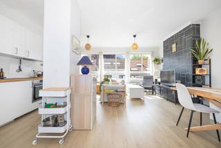 In Elsene, in de gegeerde Universiteitswijk, ontdekt u dit lichtrijke gerenoveerde appartement van ±83 m², gelegen op de 3de en bovenste verdieping van een charmant klein gebouw uit de jaren 30.<br /><br />Het gebouw is goed onderhouden: dubbele beglazing, dak en verwarmingsketel vernieuwd in 2010. Collectieve verwarming op gas, conforme elektriciteit. EPC : G. Momenteel verhuurd via een huurcontract van één jaar.<br /><br />Een mooie opportuniteit vlak bij universiteiten, winkels en openbaar vervoer.<br />
<p><span>3de verdieping</span>, genaamd “appt 4” (LOT 8): Quotiteiten 235/1000</p>
<ul>
<li>Inkomhal van ±5 m²</li>
<li>Ruime en lichtrijke leefruimte van ±31 m² met open keuken van ±5 m²</li>
<li>Badkamer</li>
<li>Toilet met handenwasser</li>
<li>Slaapkamer van ±14 m²</li>
<li>Slaapkamer van ±10 m² met toegang tot het noordwestgerichte terras van ±3 m²</li>
</ul>
<p>Privatieve kelder: “lot 4”</p>