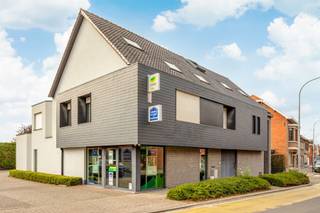 Goed gelegen kantoorruimte (circa 265m²) in het centrum van Meer (Hoogstraten) met parking.INDELINGGELIJKVLOERSEen inkomhal met wachtruimte,...