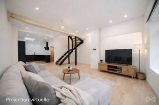 À quelques minutes seulement du centre de Dinant, We Invest vous propose cette maison 2 façades entièrement rénovée avec goût, offrant confort...