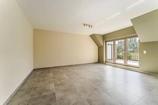 <p>Ontdek dit stijlvolle gelijkvloerse villa-appartement in een hedendaagse nieuwbouwresidentie aan de Herreweg in Brakel. Met een bewoonbare oppervlakte van 100,47 m² biedt het een aangename combinatie van ruimte, licht en modern wooncomfort.</p><p>De lichtrijke leefruimte met open keuken vormt het hart van het appartement. Dankzij de grote raampartijen geniet je van een fijne lichtinval en een rechtstreekse verbinding met het terras en de aansluitende tuin. Een heerlijke plek om buiten te ontbijten, gezellig te tafelen of gewoon te ontspannen.</p><p>Verder beschikt het appartement over twee slaapkamers en de nodige praktische voorzieningen voor comfortabel gelijkvloers wonen.</p><p><strong>Ook op energetisch vlak heeft dit appartement heel wat te bieden:</strong> EPC-label A en individuele zonnepanelen dragen bij aan energiezuinig en toekomstgericht wonen.</p><p>De rustige, groene omgeving is een extra troef, met het centrum van Brakel, winkels en dagelijkse voorzieningen binnen handbereik.</p><p>Een autostaanplaats kan afzonderlijk aangekocht worden voor € 10.000 excl. btw.</p><p>Nieuwbouwverkoop onder het btw-stelsel. De vermelde vraagprijs is exclusief 21% btw en bijkomende aankoopkosten.<br />AI-gegenereerde interieurbeelden ter illustratie.</p><p><strong>Een ideale combinatie van nieuwbouwcomfort, energiezuinigheid en een eigen buitenplek!</strong></p><p>Benieuwd? Contacteer Chiara voor een bezoek!</p>