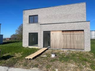 Welkom op onze Inspiratiedag | 31 mei van 14-17 uur | Watertorenstraat 22
Deze moderne woning bouwen we op de nieuwe verkaveling "Het Molenhof" in Koolskamp, deelgemeente van Ardooie. Je vindt deze nieuwe woonbuurt tussen de Diksmuidse Boterweg en de Steenstraat. Je woont er in een rustige, aangename omgeving vlak bij het centrum, op 500 meter van het Dorpsplein met winkels, scholen, horecazaken en openbaar vervoer. De middelbare school H. Kindsheid ligt op 3 à 4 km. Via het op- en afrittencomplex E403 geniet je van een vlotte verbinding.
Deze energiezuinige, moderne woning beschikt over: een inkomhal met toilet, een woon- en eetkamer met aansluitend een open keuken met veel lichtinval, een inpandige garage met berging, 4 slaapkamers, een functionele badkamer, afzonderlijk toilet boven en een (technische) berging. Het gebruik van een warmtepomp in combinatie met vloerverwarming zorgt ervoor dat jouw toekomstige energiefactuur onder controle blijft (E10). Je kiest zelf de afwerkingsmaterialen voor keuken, badkamer, vloeren en binnendeuren. Zo kan je precies wonen zoals jij het zelf wilt.
Een kijkje nemen? Je vindt de ingang van de verkaveling ter hoogte van Steenstraat 27B.