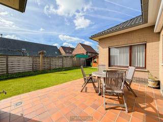 Instapklare <strong>LAAGBOUWVILLA</strong> met <strong>LANDELIJKE LIGGING</strong> en <strong>PRACHTIG VERGEZICHT</strong>. De praktische indeling maakt deze woning bijzonder geschikt voor gezinnen of wie comfortabel gelijkvloers wil wonen. Via de inkomhal met gastentoilet bereikt u de <strong>LICHTRIJKE LEEFRUIMTE</strong> en ingerichte keuken. De centrale nachthal geeft toegang tot <strong>4 SLAAPKAMERS</strong>, waarvan 1 momenteel ingericht als bureau, ingerichte badkamer, praktische was- en bergplaats en <strong>INPANDIGE GARAGE</strong>. Bovendien dragen <strong>10 ZONNEPANELEN</strong> bij aan een <strong>LAGER ENERGIEVERBRUIK</strong>. Buiten beschikt de woning over een <strong>RUIME OPRIT</strong>, een <strong>ZONNIG TERRAS</strong> en een <strong>ONDERHOUDSVRIENDELIJKE TUIN</strong>, waar u in alle rust geniet van de groene omgeving en het open uitzicht. Aan de rand van Zottegem geniet deze verzorgde eigendom van de ideale combinatie tussen <strong>RUST</strong>, <strong>PRIVACY</strong> en een <strong>VLOTTE BEREIKBAARHEID</strong> naar het centrum, winkels, scholen, het station en de belangrijkste invalswegen.<br /><br /><br />Adres: Rozenstraat 8 te Zottegem<br /><br />G-score en P-score A, Geen renovatieverplichting van toepassing