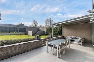 <p>Voor meer info of een bezoek, contacteer Lies op het nummer 02 884 23 25: Topo-Immo biedt u deze<strong> instapklare en moderne 3-geve</strong>l op een perceel van<strong> 2a94ca.</strong> Deze woning ligt in een rustige straat, maar toch nabij de E40.</p><p>Via de inkomhal met apart gastentoilet en vestiaire kom je in <strong>de lichtrijke woonkamer met open, volledig geïnstalleerde keuken</strong> en aansluitend <strong>de praktische bergruimte</strong>. Op de eerste verdieping bereik je via de nachthal<strong> twee comfortabele slaapkamers (11 m² en 15 m²)</strong> en <strong>een handige wasplaats</strong>. De tweede verdieping biedt <strong>een derde slaapkamer voorzien van wellnessgedeelte </strong>(douche en opgietsauna).</p><p>Buiten geniet je van<strong> een zuidgericht terras met overkapping en tuin, een verwarmd zwembad. De woning beschikt ook over een oprit</strong>. <strong>Kortom, de ideale gezinswoning met extra comfort!  EPC A - Zonnepanelen - Warmtepompboiler - Airco. </strong>Maatregelen opgenomen in het maatregelenregister: nee.</p>