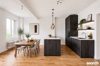 Dit instapklare lichtrijk appartement is gelegen op de vijfde verdieping van een kleinschalig gebouw en heeft een prachtig panoramisch zicht over de stad. Alle stadsvoordelen bevinden zich in de onmiddellijke omgeving van het gebouw. Een ideale uitvalsbasis dus voor de echte stadsmussen! En dit op een A-locatie! <br /><br />Via de inkomhal met apart toilet kom je in de open leefruimte met open ingerichte keuken. De keuken is voorzien van alle comfort. De badkamer beschikt over een inloopdouche, lavabo en aansluiting voor wasmachine en droogkast. <br /><br />De slaapkamers zijn gelegen aan de rustige achterzijde van het gebouw. De grote slaapkamer heeft aanpalend een zuidoost gericht zonneterras. De tweede slaapkamer is perfect als gastenkamer, bureau of dressing. Ook hier is aanpalend een klein balkon. <br /><br />Als fijne extra heeft het appartement in de kelder nog een aparte privatieve berging.<br /><br />Een aantal troeven op een rijtje: A-locatie, terras, volledig gerenoveerd, nieuwe ramen, instapklaar, onmiddellijk beschikbaar, gunstig EPC, ... <br /><br />Graag een bezoek ter plaatse? Bel Dries op 0470/107 217 <br />