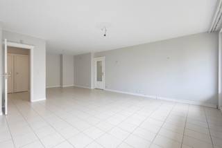 <p><strong>Ruim appartement met 3 slaapkamers, terras, ondergrondse parkeerplaats en private kelderberging.</strong></p><p>Op de vijfde verdieping van een verzorgd appartementsgebouw, bereikbaar met de lift, bevindt zich dit aangename appartement met een functionele indeling. De woning biedt een ruime leefruimte, drie slaapkamers, een terras en het comfort van een private parkeerplaats en kelderberging.</p><p>Via de inkomhal komt u in de lichtrijke leefruimte, waar de grote ramen zorgen voor een aangename natuurlijke lichtinval. Aansluitend bevindt zich het terras. De aparte keuken is eveneens bereikbaar vanuit de inkomhal. Vanuit de leefruimte leidt de nachthal naar het slaapgedeelte, met drie slaapkamers, een badkamer met ligbad en een afzonderlijk toilet.</p><p>Dankzij de goede basis, de ruime kamers en de praktische indeling biedt het appartement verschillende mogelijkheden om het naar eigen smaak te moderniseren en verder in te richten.</p><p>Een private kelderberging en ondergrondse autostaanplaats zijn inbegrepen in de verkoopprijs. Ze zorgen voor extra bergruimte en het comfort van parkeren binnen het gebouw.</p><p>De ligging in Jette vormt een bijkomende troef, met een goede bereikbaarheid en diverse voorzieningen in de omgeving. Deze eigendom is dan ook interessant voor zowel eigen bewoning als investering.</p><p><strong>EPC: 145 kWh/m²/jaar – label C</strong></p>