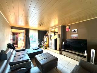 Voor wie houdt van een landelijk gelegen HOB te Anzegem met mogelijkheid tot carport naast de woning, zal hier zeker interesse voor krijgen.<br /><br />Met parking voor de deur en oprit naast de woning biedt deze woning U ook een grote diepe tuin waarbij de factuur opfrissing centraal staat. Ideaal dus voor een handige Harry die houdt van kleine renovatie.<br />De woning omvat o.a. op het GELIJKVLOERS:<br />- Grote inkomhal met glazen deur<br />- Lichtrijke leefruimte met pelletkachel en moderne tegelvloer<br />- Open keuken met alle toestellen en vaatwas<br />- Badkamer met hoekbad en toilet<br /><br />1ste VERDIEP:<br />- 3 volwaardige slaapkamers<br />- Vaste trap naar de zolder.<br /><br />Ideale ligging te Anzegem, rustige omgeving.<br />EPC 789kWh/m² - UC3407248 - Label F - renovatieplicht binnen de 6 jaar na akte.<br />Grondoppervlakte 618m² - bewoonbare oppervlakte 155m² - P-en G- score: A. Bevindt zich niet in een risicozone voor overstromingen<br /><br />Interesse in deze woning? Neem dan zeker contact op via mail info@immodebo.be 