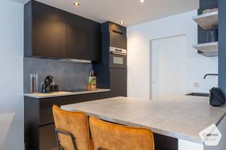 <u><strong>OPENDEURDAG OP VRIJDAG 3 JULI 2026 tussen 15u00 en 18u00 ( op afspraak) </strong></u><br /><br />U kunt een BOD uitbrengen op deze woning, rekening houdend met de AANVANGSPRIJS van € 225.000,00, elk hoger BOD wordt voorgelegd aan de eigenaars die al dan niet kunnen ingaan op dit aanbod.<br /><br />Energiezuinig Recent appartement <strong>( bouwjaar 2008) </strong>gelegen in <strong>het centrum van Oostkamp</strong> en nabij alle belangrijke verbindingswegen. Het instapklare appartement op de eerste verdieping van de residentie BONHEUR werd praktisch en doordacht ingericht en geniet van de volgende indeling: een <strong>lichtrijke leefruimte </strong>met open keuken ( voorzien van alle hedendaagse comfort met geïnstalleerde toestellen), aansluitend een afzonderlijke berging met ruimte voor wasmachine & droogkast. <strong>Mooie badkamer</strong> met ligbad/douchecombinatie en wastafel in meubel, apart toilet met fonteinset, twee slaapkamers ( waarvan 1 kleinere slaapkamer) en een zuidgericht terras. Op wandelafstand zijn er verschillende winkels , diensten, scholen en openbaar vervoer. Er is voldoende parkeergelegenheid in de buurt. Extra Troeven: EPC-label B, Toplocatie: Mobiscore 8,4, Kwaliteit, Volledig geschilderd en een Hoogrendementsketel! EEN LETTERLIJK VERHUIS JE ZETEL APPARTEMENT!<br /><br /><strong><u>Indeling op de eerste verdieping:</u></strong>
<ul>
<li>Lichtrijke leefruimte;</li>
<li>Open volledig geïnstalleerde keuken met toestellen;</li>
<li>Berging aan de keuken ( ruimte voorzien voor wasmachine & droogkast);</li>
<li>Mooie badkamer met ligbad/douchecombinatie en wastafel in meubel;</li>
<li>Twee MOOIE slaapkamers waarvan 1 met ingemaakte kast;</li>
<li>Mooi zuidgericht terras.</li>
</ul>
<u><strong>Troeven:</strong></u>
<ul>
<li>Topligging in het centrum van Oostkamp;</li>
<li>Volledig geschilderd;</li>
<li>EPC label B;</li>
<li>Voldoende parkeergelegenheid in de buurt;</li>
<li>Hoogrendementsketel.</li>
</ul>
<br />Een afspraak inplannen of meer informatie over dit instapklare appartement? Contacteer ons via: oostkamp@caenen.be