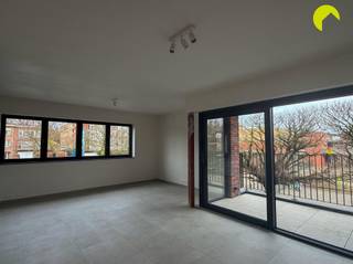 <p><span>Energiezuinige éénslaapkamerappartement te Wilrijk!</span></p><p><span>Alle belangrijke invalswegen, dagelijkse winkels en openbaar vervoer zijn in de onmiddellijke omgeving en er is een zeer goede verbinding naar Antwerpen en Brussel.</span></p><p><span> </span></p><p><span>Indeling:</span></p><p><span>We betreden het appartement via de inkomhal met apart toilet met handenwasser. </span></p><p><span>De leefruimte (24m²) beschikt over veel natuurlijk lichtinval dankzij de grote raampartijen, aansluitend vinden we de open keuken ingericht met kasten, een inductie plaat, dampkap, koelkast en diepvries, vaatwasser en gootsteen.  </span></p><p><span>Via de keuken is er toegang tot de berging waar er aansluiting is voor wasmachine en droogkast. </span></p><p><span>Verder is er één slaapkamer (12m²), met ingemaakte kasten. Vanuit zowel de leefruimte als de slaapkamer heeft u toegang tot het aangename terras.</span></p><p><span>De badkamer is voorzien van een inloopdouche en een dubbel lavabomeubel.</span></p><p><span> </span></p><p><span>Bijzonderheden:</span></p><ul><li><span>Lage gemeenschappelijke kosten: €75/maand (minuterie, poetsdienst, lift, ...)</span></li><li><span>Vloerverwarming </span></li><li><span>Zonnepanelen </span></li><li><span>Het appartement wordt nog geschilderd</span></li><li><span>EPB in aanvraag (nieuwbouw)</span></li><li><span>Huurwaarborg: 3 maanden </span></li><li><span>Plaatsbeschrijving €225 </span></li><li><span>Beschikbaar vanaf 1/04</span></li></ul><p><span> </span></p><p><span>Boek nu zelf ONLINE uw afspraak in. Surf naar het betreffende eigendom op onze website <span>www.habicom.be</span></span><span> en klik op de roze knop </span><span>'PLAN EEN BEZOEK'</span><span>. <br />Kies het moment dat u het beste uitkomt, vul de gevraagde contactgegevens in en klik nadien op verzenden om te bevestigen.</span></p><p><span> </span></p>