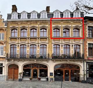 HOOGWAARDIG AFGEWERKT APPARTEMENT MIDDEN IN HET STADSCENTRUM VAN IEPER HET APPARTEMENT BEVINDT ZICH OP DE TWEEDE VERDIEPING EN IS INGEDEELD ALS...