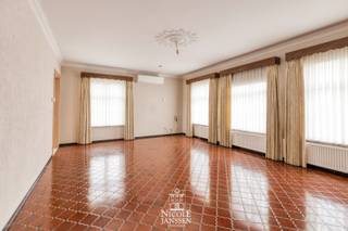 Deze ruime gezinswoning is gebouwd met degelijke materialen, heeft een frisse keuken en badkamer, is praktisch ingedeeld en geniet van een gunstige EPC-score.<br /><br />Mogelijkheid om het perceel bouwgrond, zijnde het achterste gedeelte van de tuin (met het tuinhuis en vijver) van 04a 56ca bij te kopen. <br /><br />=> Ligging<br />Het huis is mooi gelegen op een royaal hoekperceel in een verzorgde buurt. De carport en inrit zijn via de achterliggende oprit in de zijstraat te bereiken. De ligging vlakbij de Nederlandse grens zorgt voor een vlotte verbinding.<br /><br />=> Gelijkvloers<br />- Frisse inkomhal met ingebouwde ruimte voor vestiaire<br />- Leefruimte met airco en veel lichtinval door de vele ramen<br />- Volledig eiken keuken voorzien van afzuigkap, koelkast, spoelbak en vaatwasser<br />- Bijkeuken met demonteerbare kastenwand en aansluiting voor wasmachine en droogkast op hoogte<br />- De voormalige garage werd omgevormd tot deze praktische berging/wasplaats<br />- Verzorgde badkamer ingericht met dubbele wastafel, ligbad en ruime betegelde inloopdouche<br /><br />=> Verdieping<br />- Overloop met apart toilet met wastafel (om te vormen tot tweede badkamertje) en mogelijkheid tot het plaatsen van een vaste trap naar de zolderruimte<br />- Grote slaapkamer met laminaatvloer<br />- Tweede slaapkamer met airco<br />- Derde slaapkamer met vast tapijt<br /><br />=> Tuin<br />- Betegeld ingesloten terras<br />- Oprit met automatische poort en toegang tot de carport<br />- Het terrein is volledig omheind<br /><br />=> Indeling<br />-- Gelijkvloers: inkomhal met vestiaireruimte, leefruimte, keuken, badkamer, apart toilet, achterinkom, wasplaats en berging (in voormalige garage) en carport;<br />-- Verdieping: overloop, apart toilet met wastafel/2de badkamer en drie slaapkamers;<br />-- Zolder woning: twee ruimtes;<br />-- Zolder boven garage/carport;<br />-- Kelder: C.V.-ruimte + volledig geïsoleerde kruipkelder.