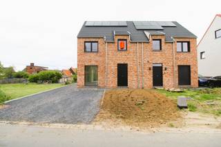 Langs de Dosselstraat te Westrozebeke (Staden) vinden we deze nieuwe halfopen woning met drie slaapkamers terug. ✨ Troeven:✔ Energiezuinig:...