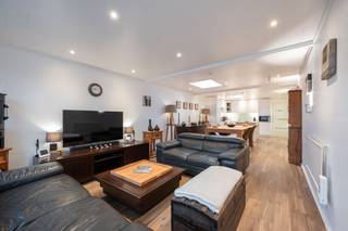 Centraal gelegen woning met alle comfort en volledig geïsoleerd in Blankenberge  (Uitkerke) met 3 slaapkamers, inpandige garage en aangelegde buitenruimte op wandelafstand van winkels, openbaar vervoer en centrum. Een ideale gezinswoning of investering.<br />Indeling als volgt: inkomhal, garage met elektrische poort, praktische wasplaats met waterverzachter, een badkamer uitgerust met dubbele wastafel, ligbad en toilet en een eerste slaapkamer. De volledig geïnstalleerde keuken met eiland sluit aan op de eetplaats en de gezellige woonkamer. Op de eerste verdieping bevinden zich de nachthal, een berging en twee slaapkamers. Tevens aangelegde buitenruimte voorzien van zonneluifel en tuinberging alsook 14 zonnepanelen. <br />Grote troeven:<br />- Inpandige garage met elektrische poort<br />- Wasplaats met waterverzachter<br />- Geïsoleerde voorgevel met crepi-afwerking<br />- Verwarming op infrarood en elektriciteit<br />- 14 zonnepanelen -> lage energiekost (Mits plaatsen van warmtepomp komt men in een B-label)<br />Voor meer informatie of een bezoek ter plaatse aarzel niet en bel Gaëlle op het nummer 0479 17 17 17