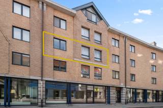 Eén slaapkamer appartement van 53.01m² in het centrum van de stad op 200 m van de Grote Markt, nabij grote parking, winkels en supermarkt op wandelafstand. Het appartement is gelegen op de 2de verdieping en omvat: inkom, vestiaire, gastentoilet, woonkamer met open ingerichte keuken, berging en badkamer. Het appartement is bereikbaar met lift. De verwarming is op individuele basis door middel van een aardgasketel. Het appartement kan dienen als ideale investering wat een mooi rendement opbrengt of als beginnerswoning. Neem snel contact op met ons kantoor voor een bezichtiging.