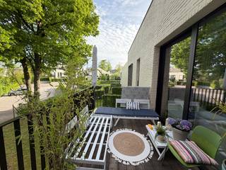 Gelegen aan de Grote Steenweg 92/103 te Olsene, vinden we dit aangename appartement op de eerste verdieping terug. Het appartement geniet van een rustige en groene omgeving met een vlotte en gunstige ligging.<br /><br />Het appartement omvat een inkomhal, een lichtrijke leefruimte met open en volledig ingerichte keuken voorzien van alle toestellen, twee slaapkamers, een aparte toiletruimte en een moderne badkamer met dubbele lavabo en inloopdouche.<br /><br />Daarnaast beschikt het appartement over een gezellig terras, een praktische berging binnen het appartement én een ondergrondse parkeerplaats inbegrepen in de huurprijs.<br /><br />Onmiddellijk beschikbaar.<br />EPC:A<br /><br />Interesse? Contacteer