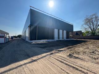 Deze bedrijfsunit wordt casco wind- en waterdicht opgeleverd en wordt voorzien in een staalconstructie.Bruto opp. 144m².OPLEVERING...