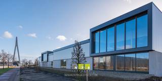 <p><strong>UNIT 04 (BLOK A) VAN 396M² + 83M² VERDIEPING GELEGEN OP HET IQ-PARK TE LANKLAAR. </strong><br /><br /><strong>KENMERKEN<br /></strong>- oppervlakte hal: 396m²<br />- oppervlakte verdiep: 83m²<br />- 1 sectionaalpoort (4.00m breed x 4.20m hoog)<br />- gevelbekleding: geïsoleerde sandwichpanelen <br />- gepolierde betonvloer<br />- vloer geïsoleerd<br />- verkoop in CASCO staat<strong><br /></strong></p>
<p><strong>FASE 4</strong><br />Fase 4 van het IQ-Park omvat de bouw van <strong>18 bedrijfsunits met of zonder kantoren</strong> en de optie van een unit met <strong>conciërgewoning</strong> uitgevend op de Zuid-Willemsvaart. Daarnaast komt er op de site een <strong>gebouw van zes verdiepingen</strong> hoog met een diverse invulling. Op het gelijkvloers komt een bistro, terwijl de eerste tot en met de zesde verdieping plaats bieden aan tien kantoorruimtes. Daarnaast komt er op de vijfde verdieping een conciërgewoning met een prachtig uitzicht op het water.</p>
<p>Dit alles midden in de kennisregio Eindhoven-Luik-Maastricht-Aken, met uitgebreide mogelijkheden tot groei en innovatie.<br /><br /><strong>KMO-UNITS</strong><br />De KMO-units worden verdeeld over 3 gebouwen en hebben een <strong>oppervlakte vanaf 246m²</strong>. Een aantal units zijn voorzien van een tussenvloer waar een kantoor ingericht kan worden. Het gebouw gelegen langs de Zuid-Willemsvaart omvat 3 units welke de mogelijkheden hebben om een conciërgewoning in onder te brengen.<br /><br /><strong>KOPGEBOUW</strong><br />Het kopgebouw van zes verdiepingen hoog omvat een mix van horeca, kantoorruimtes en een conciërgewoning.<br />- Gelijkvloers: bistro van 175m² + 94m² terras.<br />- 1°, 2°, 3°, 4° & 5° verdieping: kantoorruimtes vanaf 124m² tot 145m² + terrassen. <br />- 5° verdieping: conciërgewoning 145m² + 11m² terras.<br />- 6° verdieping: top office 173m² + terras 102m².</p>
<p>Bekijkt u deze advertentie via een aanverwante vastgoedsite, surf dan zeker naar onze website <strong>www.N78vastgoed.be</strong> voor een uitgebreide beschrijving en plannen. <strong>Meer info: +32 (0)89 86 18 88 of info@N78vastgoed.be.</strong></p>
<p><br /><strong></strong></p>