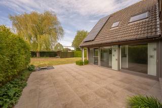 Deze instapklare en ruime villa met een bewoonbare oppervlakte van 228 m² beschikt over vier volwaardige slaapkamers en een prachtige tuin. De...
