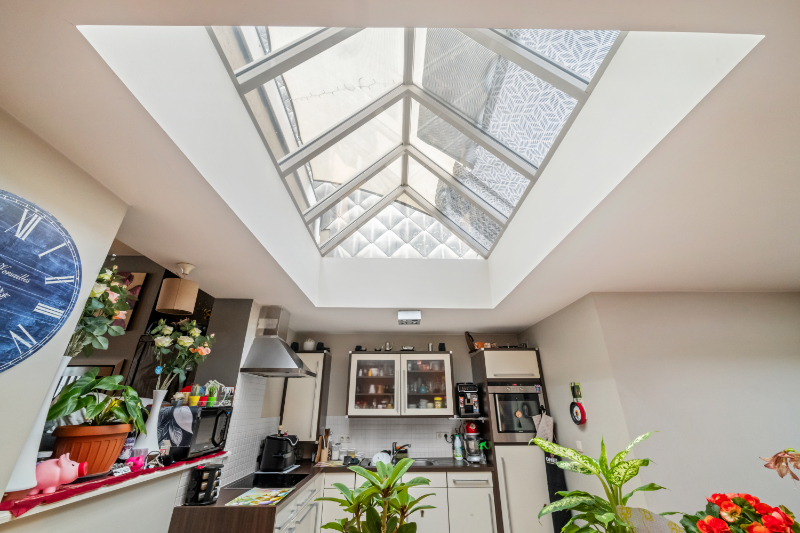 Roeselare-stadskern. Polyvalente BURGERWONING / HANDELSHUIS in 2 delen : exclusief commercieel pand gelijkvloers met tuin en uniek triplex appartement met 2-3 slaapkamers. Verhuurd met mooi rendement ! - foto 4