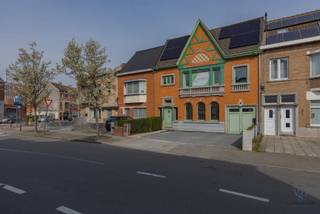 Karaktervolle jaren ’30-woning met authentieke gevel, gunstig gelegen nabij het centrum van Deinze.Deze unieke eigendom beschikt over maar liefst 371...