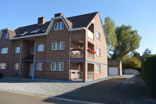<p><span><strong>Vraag uw bezoek aan via info@optimusvastgoed.be!</strong></span><br /><span><strong>TE HUUR: Gelijkvloers appartement met 2 slaapkamers te Koersel!</strong></span><br /><span>Dit 2-slaapkamer appartement bevindt zich op het gelijkvloers en beschikt over een ruime garage met een automatische poort achter het gebouw. Er zijn 2 slaapkamers, een badkamer met bad en douche, keuken en een overdekt terras. Het appartement is gelegen vlakbij het centrum van Koersel waar u allerhande winkels en drank- en eetgelegenheden kan terugvinden. Er zijn ook verscheidene scholen in de buurt.</span><br /><span><strong>Ligging: </strong></span><br /><span>Vlakbij het centrum van Koersel waar u allerhande faciliteiten kan terugvinden.</span><br /><span><strong>Indeling: </strong></span><br /><span>Inkomhal, apart toilet, woonkamer, keuken, nachthal, slaapkamer 1, badkamer met douche én bad, slaapkamer 2.</span><br /><span>Aan de voorzijde is er een gezellig terras aanwezig. Achteraan het gebouw is een privatieve garage met elektrische poort voorzien.</span><br /><span><strong>Troeven:</strong></span><br /><span>- Gunstige ligging!</span><br /><span>- Gelijkvloers!</span><br /><span>- Ruime garage!</span><br /><span>- Geen gemeenschappelijke kosten!</span><br /><span><strong>EPC 241 kWh/m2/jaar met certificaatnummer 20181010-0002097403-1.</strong></span><br /><span><strong>Geen gemeenschappelijke kosten.</strong></span><br /><span><strong>Beschikbaar vanaf 01.08.2026.</strong></span></p>