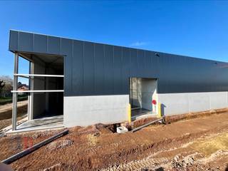 Nieuwbouw KMO-unit van 375 m² te koop, de casco KMO-unit heeft een vrije hoogte van +/- 6 m en is opgebouwd uit een staalconstructie in combinatie...