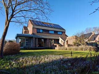 In de rustige wijk ‘De Piste’ bevindt zich deze recent opgefriste en volledig geschilderde alleenstaande woning — een ideale thuisbasis voor...