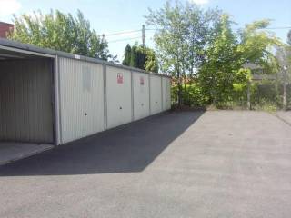 Ce garage fermé (n° 18) situé au centre d’Oostkamp bénéficie d’un emplacement excellent au cœur du centre commercial, à distance de marche de plusieurs commerces, services et transports en commun.<br /><br />La proximité des axes routiers majeurs (E40 &amp; E403) constitue également un atout.