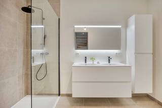 <h3>Instapklare BEN-woningen te koop in Denderleeuw – energiezuinig wonen tussen Brussel en Gent</h3><p>Ontdek de laatste volledig afgewerkte en onmiddellijk instapklare BEN-woningen in Denderlink, een kwalitatief nieuwbouwproject in Denderleeuw. Deze moderne gezinswoningen combineren hedendaagse architectuur, maximaal wooncomfort en uitzonderlijke energieprestaties op een rustige, maar bijzonder centrale locatie.</p><p>De woningen werden gebouwd volgens de strengste energienormen en beschikken over een verwarmingssysteem met vloerverwarming en zonnepanelen. Hierdoor geniet je het hele jaar door van een aangenaam binnenklimaat, een laag energieverbruik en aanzienlijk lagere energiekosten. Dankzij het BEN-karakter (Bijna-EnergieNeutraal) investeer je bovendien in een duurzame en toekomstgerichte woning.</p><p>Binnenin zorgen grote raampartijen voor een overvloed aan natuurlijk licht en een aangename woonbeleving. De hoogwaardige afwerking, doordachte indeling en energiezuinige technieken maken deze woningen ideaal voor gezinnen, koppels en pendelaars die op zoek zijn naar een zorgeloze woonoplossing.</p><p>Denderlink bevindt zich op een rustige locatie nabij het centrum van Denderleeuw, met winkels, scholen, horeca en recreatiemogelijkheden op korte afstand. Het station van Denderleeuw ligt vlakbij en biedt uitstekende treinverbindingen naar Brussel, Gent en andere belangrijke steden. Ook via de E40 bereik je vlot zowel Brussel als Gent, waardoor deze woningen perfect zijn voor wie werk en privé optimaal wil combineren.</p><p>Extra troeven:</p><ul><li><p>Volledig afgewerkt en onmiddellijk beschikbaar</p></li><li><p>BEN-woningen met uitstekende energieprestaties</p></li><li><p>energiezuinige vloerverwarming</p></li><li><p>Zonnepanelen inbegrepen</p></li><li><p>Lage energiekosten en maximaal wooncomfort</p></li><li><p>Veel natuurlijk licht dankzij grote raampartijen</p></li><li><p>Rustige maar centrale ligging</p></li><li><p>Vlotte verbinding naar Brussel en Gent</p></li><li><p>Station Denderleeuw op korte afstand</p></li><li><p>5 jaar vrijstelling van onroerende voorheffing</p></li></ul><p>Mis deze laatste kans niet om eigenaar te worden van een duurzame nieuwbouwwoning in Denderleeuw waar comfort, energiezuinigheid en een uitstekende bereikbaarheid perfect samenkomen.</p>