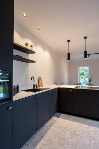 Volledig gerenoveerde gezinswoning met 3 slaapkamers op een perceel van 300 m²<br /><br />Gelijkvloers:<br />- Inkomhal met gastentoilet en handenwasser<br />- Open leefruimte met zicht op de tuin<br />- Moderne keuken met eethoek, voorzien van een inductiekookplaat met geïntegreerde afzuiging, vaatwasser, koelkast en combi-oven<br />- Praktische ruimte met weggewerkte aansluitingen voor wasmachine en droogkast, die tevens kan dienen als bureau of speelkamer<br />- Droge kelder<br /><br />Eerste verdieping:<br />- Twee ruime slaapkamers<br />-Luxueuze badkamer met inloopdouche, dubbele wastafel, toilet en handdoekradiator<br /><br />Tweede verdieping:<br />- Ruime slaapkamer die eventueel kan worden opgedeeld in twee slaapkamers<br /><br />Tuin:<br />- Onderhoudsvriendelijke tuin met twee ruime zonneterrassen<br />- Afzonderlijke toegangsdeur voor fietsen en vuilnisbakken<br /><br />Bijzonderheden:<br />- Volledig gerenoveerd met kwalitatieve en duurzame materialen<br />- Onmiddellijk beschikbaar<br />- EPC-label B: 144 kWh/m² jaar<br />- Elektrische installatie conform de geldende normen<br />- Vloerverwarming op het gelijkvloers<br /><br />De woning werd nog niet geschilderd, zodat u deze volledig naar eigen smaak kunt afwerken en inrichten.<br /><br />Kortom, een instapklare en ruime gezinswoning op een gunstige locatie nabij belangrijke invalswegen!<br /><br />Extra informatie:<br />Bewoonbare oppervlakte: 195 m²<br />Perceeloppervlakte: 300 m²<br />Bouwjaar: 1962<br />Asbestattest: asbestveilig
