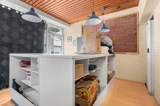 <p>Te koop: gesloten opbrengsteigendom in het centrum van Hoboken, op korte afstand van winkels, openbaar vervoer, scholen en belangrijke invalswegen.<br /><br />Dit te renoveren pand uit 1850 biedt veel potentieel voor wie op zoek is naar een investering of een combinatie van wonen en werken. Dankzij de centrale ligging geniet u van een vlotte verbinding naar Antwerpen en omliggende gemeenten. De aangename tuin achteraan vormt een extra troef, ideaal voor privégebruik of commerciële invulling.<br /><br /><br />Belangrijkste ruimtes:<br />• Handelsruimte aan straatzijde, geschikt voor diverse commerciële activiteiten.<br />• Appartement met basisvoorzieningen, klaar om naar eigen smaak te moderniseren.<br />• Achterliggende tuin, een rustige buitenruimte met mogelijkheden.<br /><br />Troeven:<br />• Centrale ligging in Hoboken, nabij winkels, openbaar vervoer, scholen en invalswegen.<br />• Te renoveren eigendom met veel potentieel.<br />• Aangename buitenruimte met tuin achteraan.<br /><br />Neem vandaag nog contact op met uw ERA-makelaar voor een bezoek.<br /><br />JOUW DROOMOPBRENGSTEIGENDOM. ZO GEVONDEN!</p>