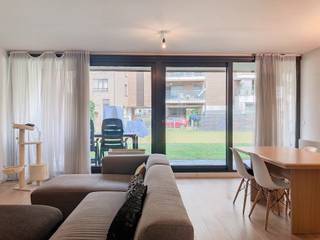 Henri Dunantlaan 22/004: Bekoorlijk drie-slaapkamerappartement bestaande uit inkhomhal, ruime lichtrijke living met open ingerichte keuken, berging, badkamer met ligbad en aparte douche, 2 afzonderlijke toiletten, drie slaapkamers waarvan 1 met aansluitende badkamer en ruim terras + tuin. Ondergrondse staanplaats en kelder. inbegrepen. Dichtbij de invalswegen en centrum van Gent.
Belangrijkste troeven:
- Ruime tuin & terras
- Lichtrijke leefruimte
- Strategische ligging
Beschikbaar vanaf 01/11
€1350+ €110