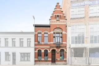 Te koop: unieke herenwoning in de Sint-Ursmarusstraat, hartje Dendermonde, op wandelafstand van het centrum en vlak bij het water.Deze gesloten...