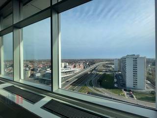 Magnifique espace de bureaux haut de gamme de 1.188 m² à louer SUR la sortie 1 (Ledeberg) de l'autoroute E17 ainsi qu'à proximité du ring de...