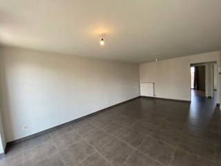 Dit appartement is gelegen op de tweede verdieping van een mooie residentie vlakbij het centrum van Geel.Via de lift bereiken we de tweede verdieping...