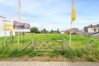 Lot 1 | 3 slaapkamers | 243 m² perceel
Een comfortabele gezinswoning met een slimme indeling en een onderhoudsvriendelijke tuin. De open leefruimte vormt het hart van de woning en sluit mooi aan op de tuin. Met drie slaapkamers en alle hedendaags wooncomfort geniet je hier van zorgeloos wonen in een nieuwe, energiezuinige woning.