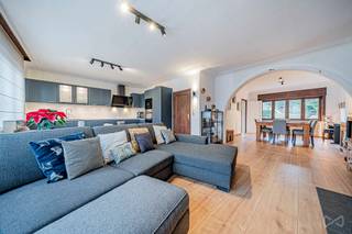 We Invest stelt met plezier deze charmante bel-etagewoning voor met 225 m² bewoonbare oppervlakte, ideaal georiënteerd op het zuiden en voorzien...