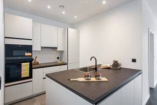 In een kleinschalig gebouw met slechts 2 entiteiten ontdek je dit instapklare appartement van 126 m². Dankzij de lichtrijke woonkamer,...