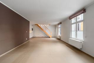 <p>Instapklaar appartement in het centrum van Puurs-Sint-Amands, vlak bij openbaar vervoer en het treinstation.</p>

<p>Dit energiezuinig appartement met EPC B combineert comfortabel wonen met een centrale ligging in Puurs-Sint-Amands. Het appartement werd gebouwd in 2010 en biedt een praktische indeling met ruime leefruimtes en twee slaapkamers. De volledig ingebouwde keuken sluit mooi aan op de lichtrijke living, wat zorgt voor een aangename woonomgeving. Achteraan het gebouw is er bovendien de mogelijkheid om te parkeren op vier plaatsen, een absolute meerwaarde in het centrum. Dankzij de instapklare afwerking kan je hier meteen comfortabel wonen.</p>

<p> </p>

<p>Belangrijkste ruimtes:<br />• Ruime living (25 m²) met aangename lichtinval<br />• Volledig ingebouwde keuken (15 m²)<br />• Inkomhal (17 m²) met vlotte circulatie<br />• Badkamer (5 m²) met ligbad, toilet en wastafel in meubel<br />• Berging (4 m²) met technische ruimte<br />• Slaapkamer (9 m²)<br />• Ruime zolder slaapkamer (30 m²) nog vrij in te richten</p>

<p>Troeven:<br />• Instapklaar appartement gebouwd in 2010<br />• Mogelijkheid om achteraan te parkeren op 4 plaatsen<br />• Energiezuinig wonen met EPC B</p>

<p> </p>

<p>Neem vandaag nog contact op met je ERA-makelaar voor een bezoek.</p>

<p>JOUW DROOMAPPARTEMENT. ZO GEVONDEN!</p>