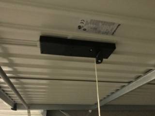 Gemakkelijk toegankelijk! <br />Gesloten garagebox, afmetingen 4.90L x 2.78B m.<br /><br />Maandelijks 115 EUR + 5 EUR provsie kosten = 120 EUR per maand<br />Vrij per 01/04/2025, enkel te huur op jaarbasis.