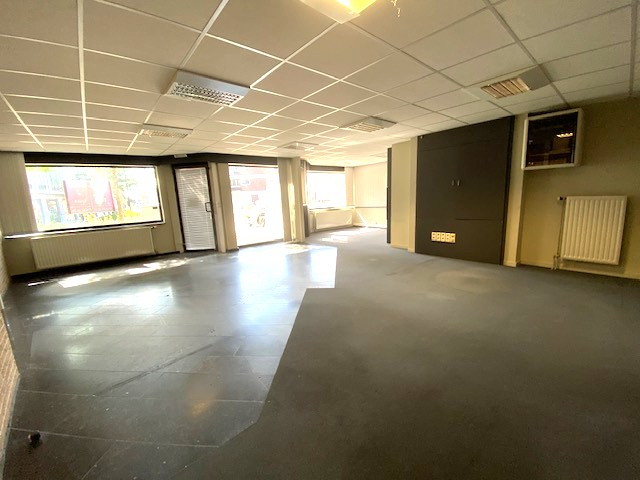 Handelsruimte (+-160m²) met 6 autostaanplaatsen centrum Geel. - foto 4