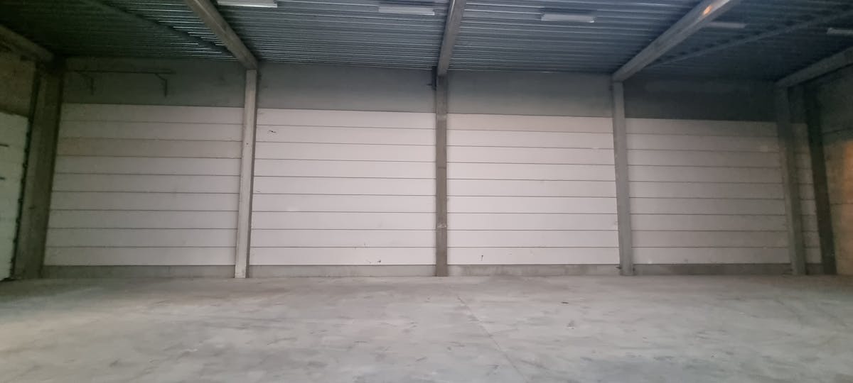Magazijn van ca. 360m² nabij afrit Roeselare-Haven - foto 4