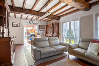 🏡 Te Koop: ruime woning met zongerichte tuin in rustige doodlopende straat! 🌞Deze op te frissen woning biedt een geweldige kans voor diegenen die...