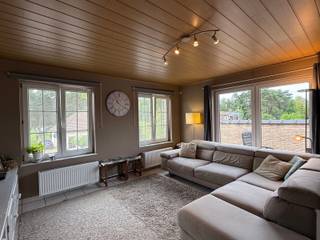 Zeer ruime woning met eventuele handelsruimte (of kangoeroewoning) op 18a 02ca te Balen.<br /><br />Bestaande op de gelijkvloerse verdieping uit: een handelsgedeelte van +/-200m² met momenteel grote professionele keuken en o.a. koelcel, bureel, vestiaire, sanitair, veranda/terras en mooie tuin.<br /><br />De verdieping is in gebruik als woonst en bestaat uit: leefruimte met aansluitend terras, ingerichte keuken, nachthal, wasplaats/berging, apart toilet, 3 slaapkamers en badkamer met douche, lavabo en wastafel.<br /><br />Beide delen hebben een aparte inkom, het gebouw is volledig onderkeldert (+/- 200m²).<br /><br />Verder is er voldoende parkeergelegenheid voor en rondom het pand voor clienteel en beschikt het over 2 carports en een extra garage, dit alles afgesloten door 2 automatische poorten.<br /><br />Deze volledig instapklare handelswoning kan worden aangewend voor verschillende activiteiten en biedt een ruime werk- en woonplek op een schitterende locatie.<br /><br />Contacteer ons kantoor voor meer info of een bezoek ter plaatse via 0472/533.946 of mail info@immo-b.be!