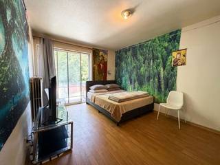Op een gunstige locatie, vlak bij het centrum van Roeselare, bevindt zich deze lichtrijke studio met een aangenaam terras. De praktische indeling omvat een inkomhal, een aparte badkamer met douche, toilet en lavabo, en een open leefruimte met keuken, zit- en slaapgedeelte met terras.<br /><br />Dankzij het gunstige EPC-label B en de investeringen die de mede-eigendom de afgelopen jaren uitvoerde, biedt deze eigendom niet alleen wooncomfort, maar ook een zorgeloze aankoop met weinig te verwachten bijkomende kosten op korte termijn.<br /><br />De studio is momenteel verhuurd, wat ze ook bijzonder interessant maakt voor wie op zoek is naar een investering met onmiddellijke huuropbrengsten. Wie liever zelf zijn intrek neemt, beschikt hier over een compacte en centraal gelegen woonst met een aangenaam buitenruimte.<br /><br />Interesse? Contacteer ons gerust voor meer informatie of een bezoek ter plaatse: 0479 10 99 08