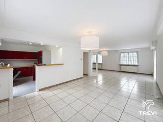 <p>WATERLOO. Charmante villa de ±152m² habitables, idéalement située, à proximité des facilités, de la gare et des écoles. La maison est composée au niveau du RDC d'un hall d'entrée avec WC séparé, d'un séjourtrès lumineux de ±50m² avec feu-ouvert (fonctionnel), d'une cuisine ouverte full équipée avec accès à la terrasse et au jardin. Au 1er étage, vous découvrirez un hall de nuit, 3 chambres (± 17, ±12 et ±9m²), une salle de douche avec WC. Au sous-sol, une grande cave et un garage 2 voitures. PEB D 335 kWh/m².an. Disponibilité immédiate. Mesures données à titre indicatif.<br /><br />Sous-sol<br />- 2 caves avec de grands espaces de stockage + garage 2 voitures avec porte électrique ;<br />- Buanderie avec machine à laver (à titre gracieux)</p>
<p>Rez-de-chaussée<br />- Hall d'entrée avec WC séparé<br />- Salon et salle à manger de ±50 m² (avec feu ouvert) accès à la terrasse (tente solaire)<br />- Cuisine ouverte semi-équipée de ±10m², avec accès à la terrasse et au jardin arrière.</p>
<p>Premier étage<br />- Hall de nuit <br />- Chambre 1 de ±17m² <br />- Chambre 2 de ±12 m²<br />- Chambre 3 de ±9 m² <br />- Salle de douche avec WC de ±6 m²<br /><br />Système d'alarme déja installé, l'abonnement est à charge des preneurs.</p>
<p>Présence également d’un spacieux jardin arrière avec terrasse + double vitrage + volets mécaniques</p>
<p>*Toutes les données sont données à titre indicatif.</p>