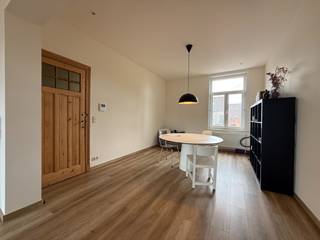 Op een toplocatie in het Miljoenenkwartier bevindt zich dit ruime en volledig gerenoveerde appartement met 3 slaapkamers.<br />Het appartement maakt deel uit van een karaktervol gebouw en combineert hedendaags wooncomfort met een uitstekende ligging op 100 m van het Paul de Smet de Naeyer Park.<br /><br />Het appartement beschikt over een ruime en lichtrijke leefruimte, een volledig ingerichte keuken, drie volwaardige slaapkamers en een badkamer uitgerust met een ligbad, aparte douche en lavabomeubel.<br /><br />Dankzij de centrale ligging geniet u van een uitstekende bereikbaarheid. Openbaar vervoer, winkels, het station Gent-Sint-Pieters, het UZ Gent en diverse invalswegen bevinden zich in de onmiddellijke omgeving.<br /><br />EPC: 118 kWh/m² jaar<br />Beschikbaar vanaf 15/07/2026<br /><br />Een instapklaar appartement op een absolute toplocatie.<br />Zeker een bezoek waard!