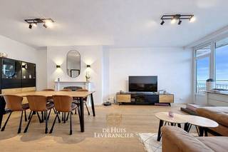 Op de 13e verdieping bevindt zich dit volledig gerenoveerde appartement (2020), afgewerkt met oog voor comfort, kwaliteit en duurzaamheid. Dankzij...