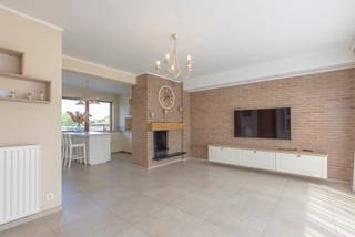 Situation centrale à proximité des commerces, des écoles et des transports en commun.<br /><br />Cet appartement se compose d'un hall d'entrée, d'une cuisine ouverte, d'un séjour spacieux et lumineux, d'une chambre à coucher avec dressing attenant et d'une salle de bains avec douche et toilettes.<br />Cet appartement bénéficie également d'une belle terrasse ensoleillée avec des vues panoramiques. <br /><br />Le prix comprend également une cave et une place de parking pour une voiture dans le garage commun.<br /><br />Cet appartement est idéal comme maison de démarrage ou comme investissement. <br /><br />EPC : ... kWh/m²<br />Électricité conforme